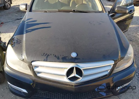 2013 Mercedes-Benz C 250 Luxury/Sport z USA, uszkodzony, nr VIN WDDGF4HB6DA850053